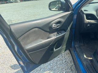 2017 Jeep Cherokee Altitude - Driver's Front Door Image